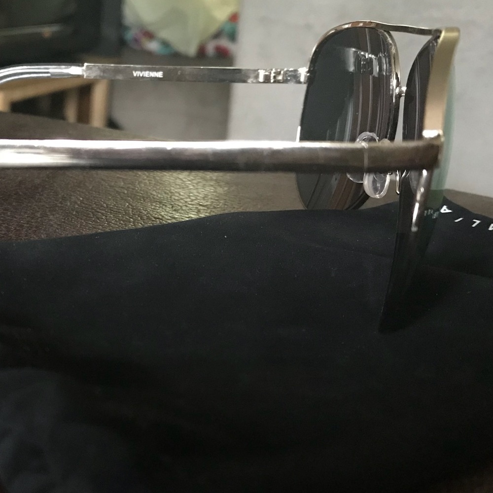 Quay Aviator Sunnies